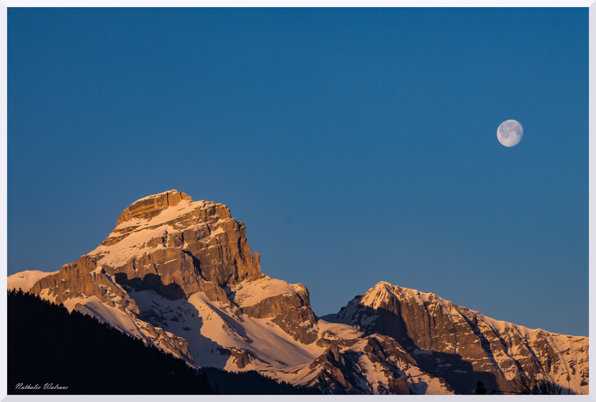 L'Obiou enneigé avec la pleine lune au petit matin